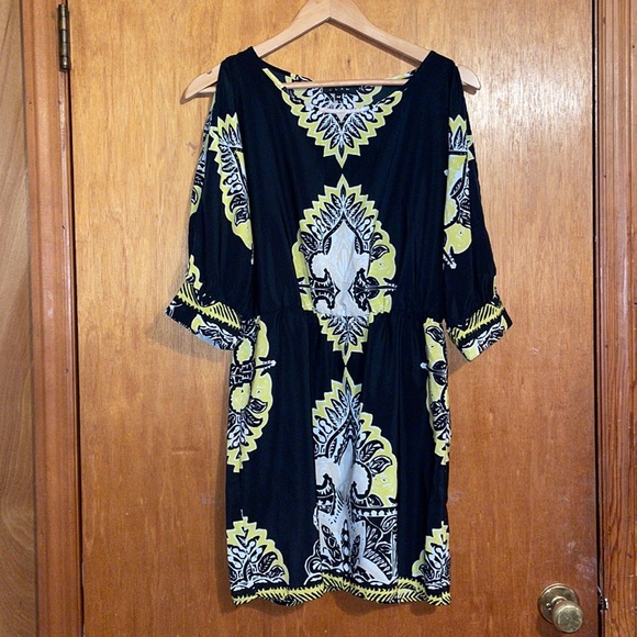 •GLAM•BLACK/WHITE/YELLOW PAISLEY COLD SHOULDER SCOOP NECKLINE DRESS MEDIUM. - Picture 8 of 8